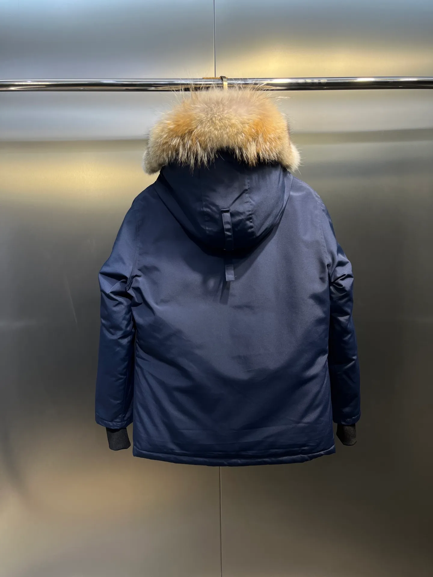 P840 Canada Goose Canada Goose #Expedition03 Parker, a treasure of Canadian origin! Limited supply worldwide! Canada Goose Model 03 is a top-notch couple model. The polar cold-proof outdoor series fur collar detachable hooded parka down jacket is the first Goose in 2024. I hope my friends will like it. Peak quality. I hope everyone can identify it together! The most popular cool items of the Big Goose family in 2024 are online. The same popular product of Yi Yang Qianxi is said to be a joint limited edition Big Goose that cannot be bought in autumn and winter. If you dislike the sameness of the Big Goose in the past, then this model will definitely give you a different experience! This year's most powerful couple's collection for autumn and winter is online, a top-notch luxurious ready-to-wear style, paired with an outdoor warm down jacket with great style and charm! The most standard and classic items of the Daye family in the past two years are equipped with unique reflective stripes for embellishment, which further shows the high-end fashion performance effect. With the embellishment of hardware buckles, it has excellent performance effect. The upper body is clean, simple and elegant, even for urban leisure. It is suitable for various occasions. Designed with large pockets, this model has a large capacity and is equipped with reflective stripes, making it safer at night. It is suitable for various adventure activities. It is made of windproof and waterproof technical materials. The interior is filled with full white duck down, which is absolutely cold-proof and warm. It also has a stand-up collar design and fine fluff at the collar, with meticulous attention to detail! The charm of this model is also more spiritual, and the upper body has more temperament and specifications. It perfectly shows the ultra-high standard of fashionable performance of this model, integrating outdoor and life, and you can even create high-street wear! The most pinnacle limited-edition goose that we have presented so far, both in terms of design and detailed materials, it is completely outstanding. The grand and evergreen version design is matched with cool reflective elements. The overall appearance can be said to be quite high, and it has that kind of powerful outdoor performance! It combines high-end casual attributes with high-street style. It is high-grade, domineering, warm, and beautiful. The visibility of the upper body is quite strong, and the configuration of the owl element is highly brand-recognizable. It fully complements the overall brand performance and visual effects, and also has the high-end sense of fashion and fashionable performance. It is a must-buy product because it is the most awesome down brand on the planet and one of Canada's three national treasure brands. It is also a sentimental down luxury brand. In the field of polar cold-proof clothing, Goose has made an irreplaceable contribution... Size: xs s m l xl